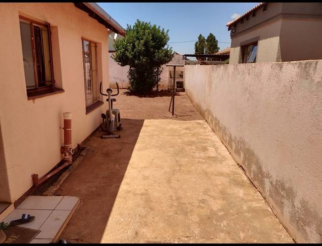 2 BEDROOM HOUSE FOR SALE IN SOSHANGUVE EAST
